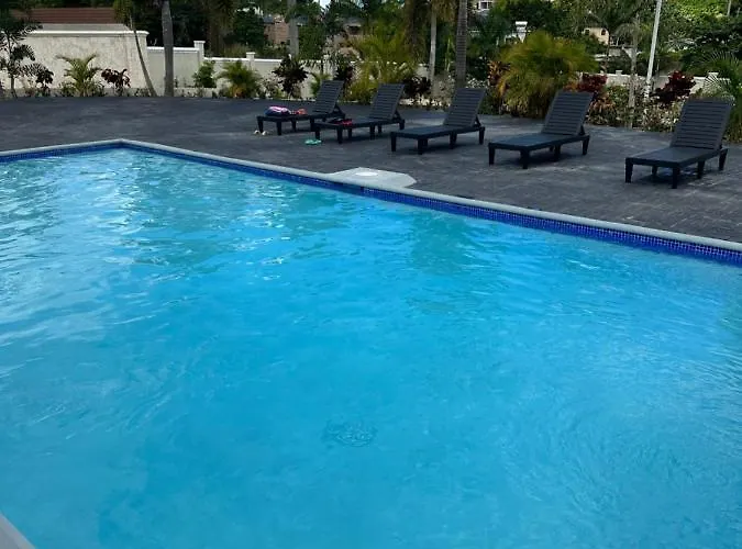 Luxurious Royale- 5 Min Drive To *