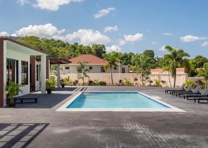 Luxurious Royale- 5 Min Drive To