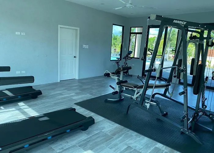 Luxurious Royale- 5 Min Drive To