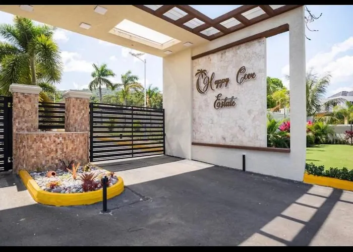 Luxurious Royale- 5 Min Drive To *