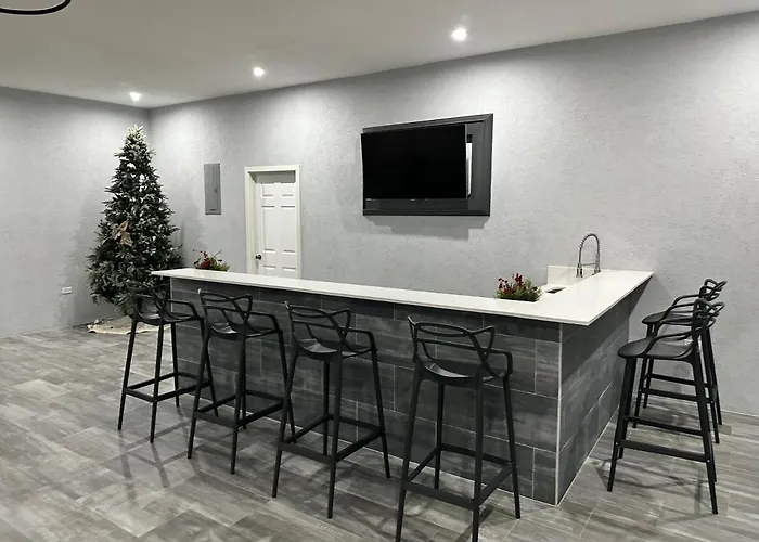 Luxurious Royale- 5 Min Drive To