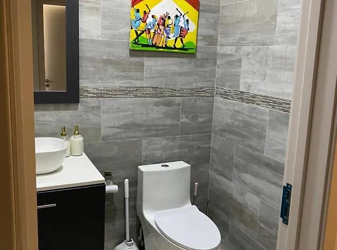 Luxurious Royale- 5 Min Drive To *
