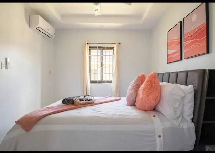 Luxurious Royale- 5 Min Drive To